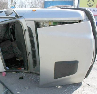 S-a răsturnat cu maşina în drum spre Tulcea